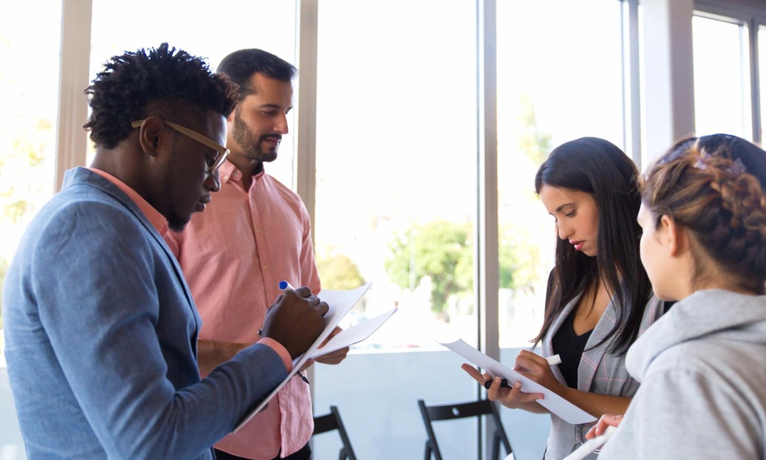 Bureau moderne avec vue panoramique et équipements technologiques avancés
