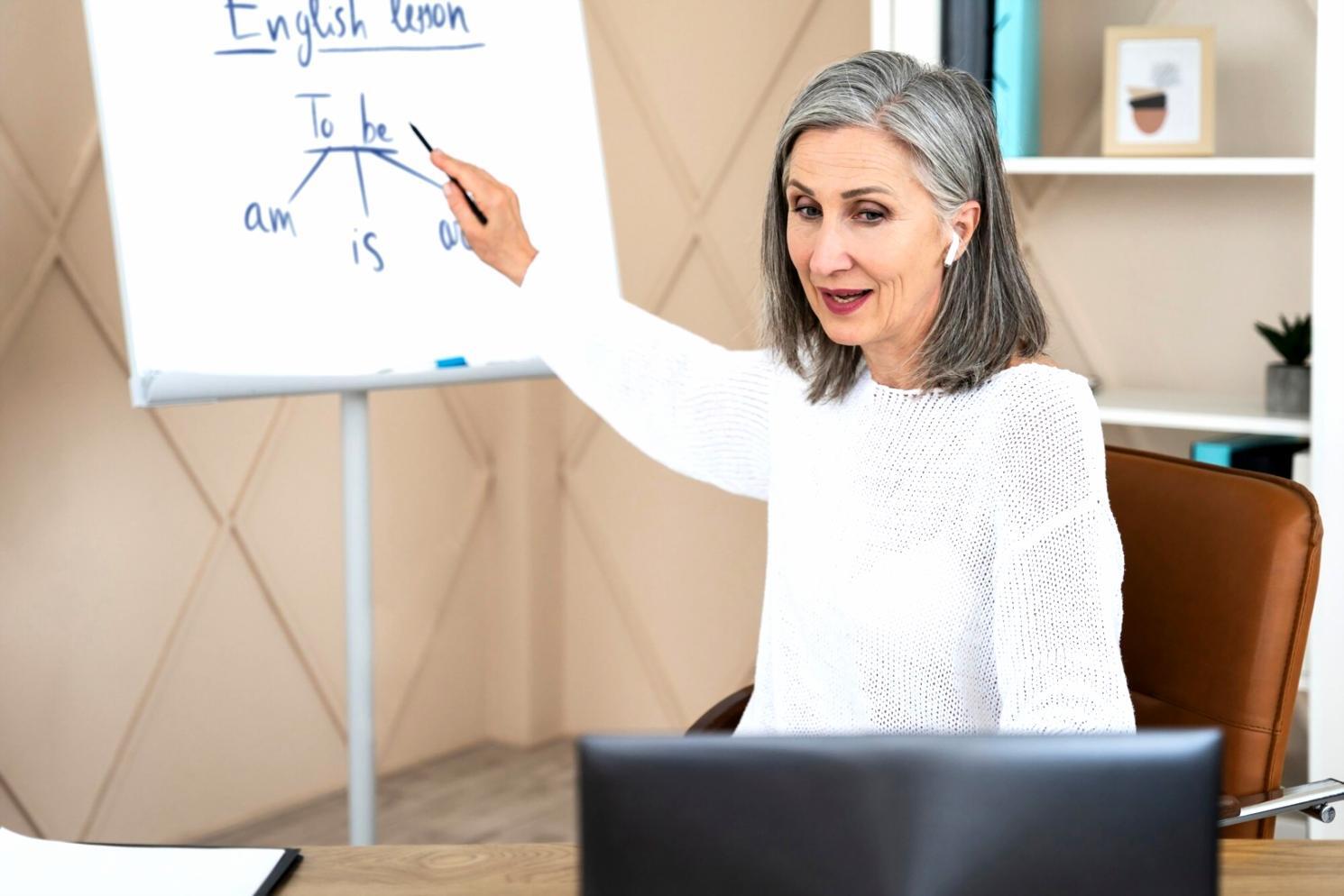 Salle de formation moderne avec équipements financiers professionnels
